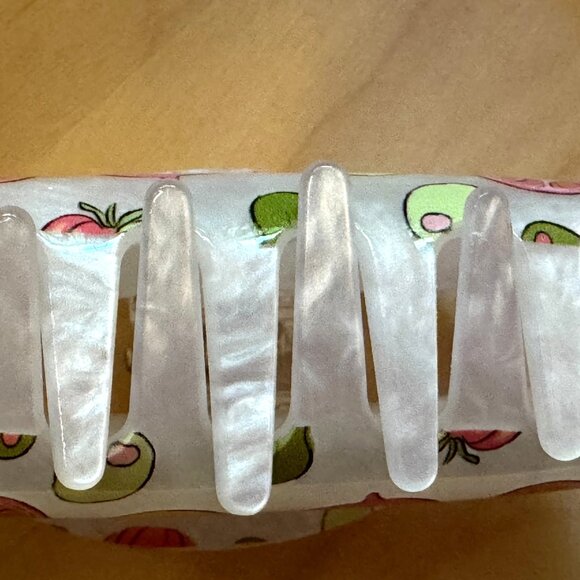 FRASIER STERLING Veggie Hair Claw Clip - Pearlescent White - Picture 9 of 13